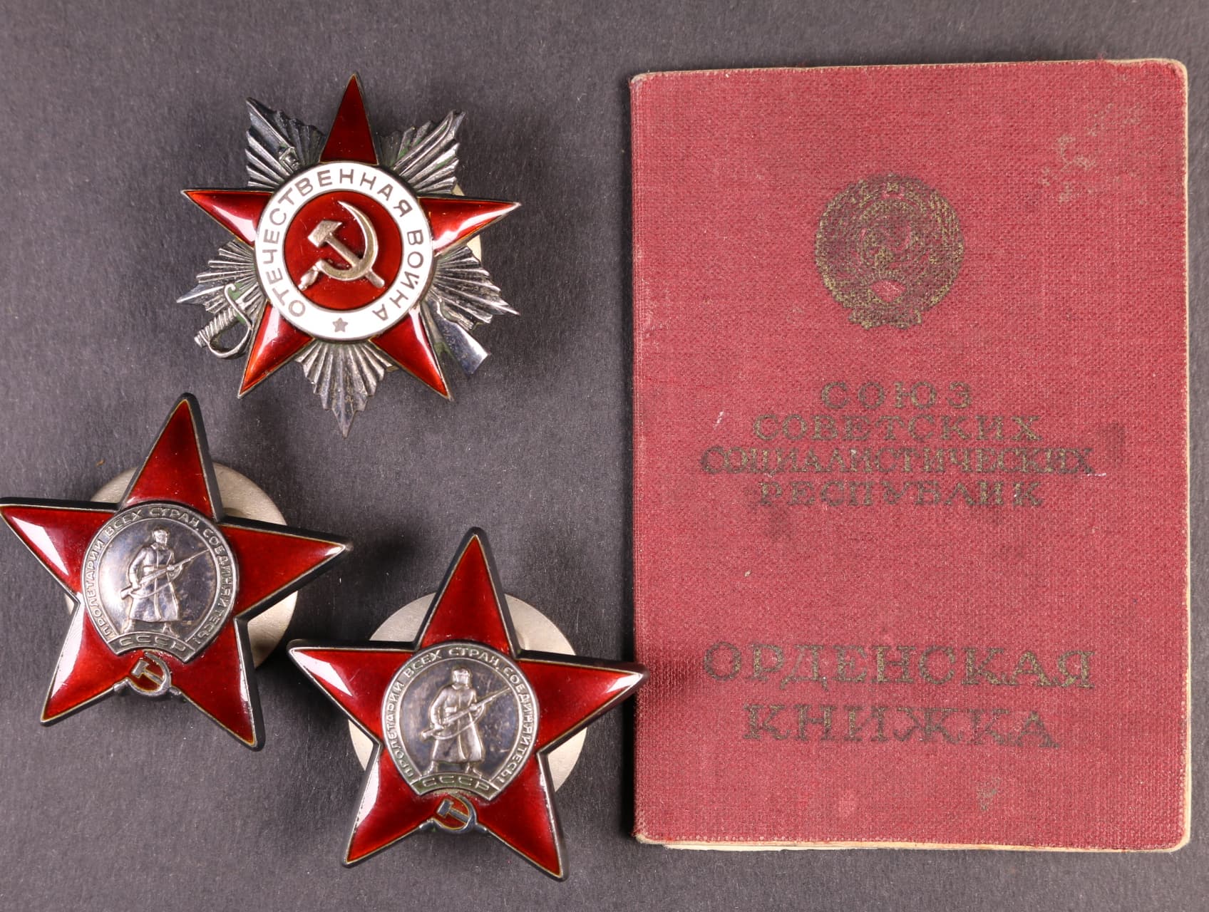 Řád vlastenecké války II. st. č.301299, 2x Řád rudé hvězdy č.3405846 a 3417911, k tomu řádová knížka
