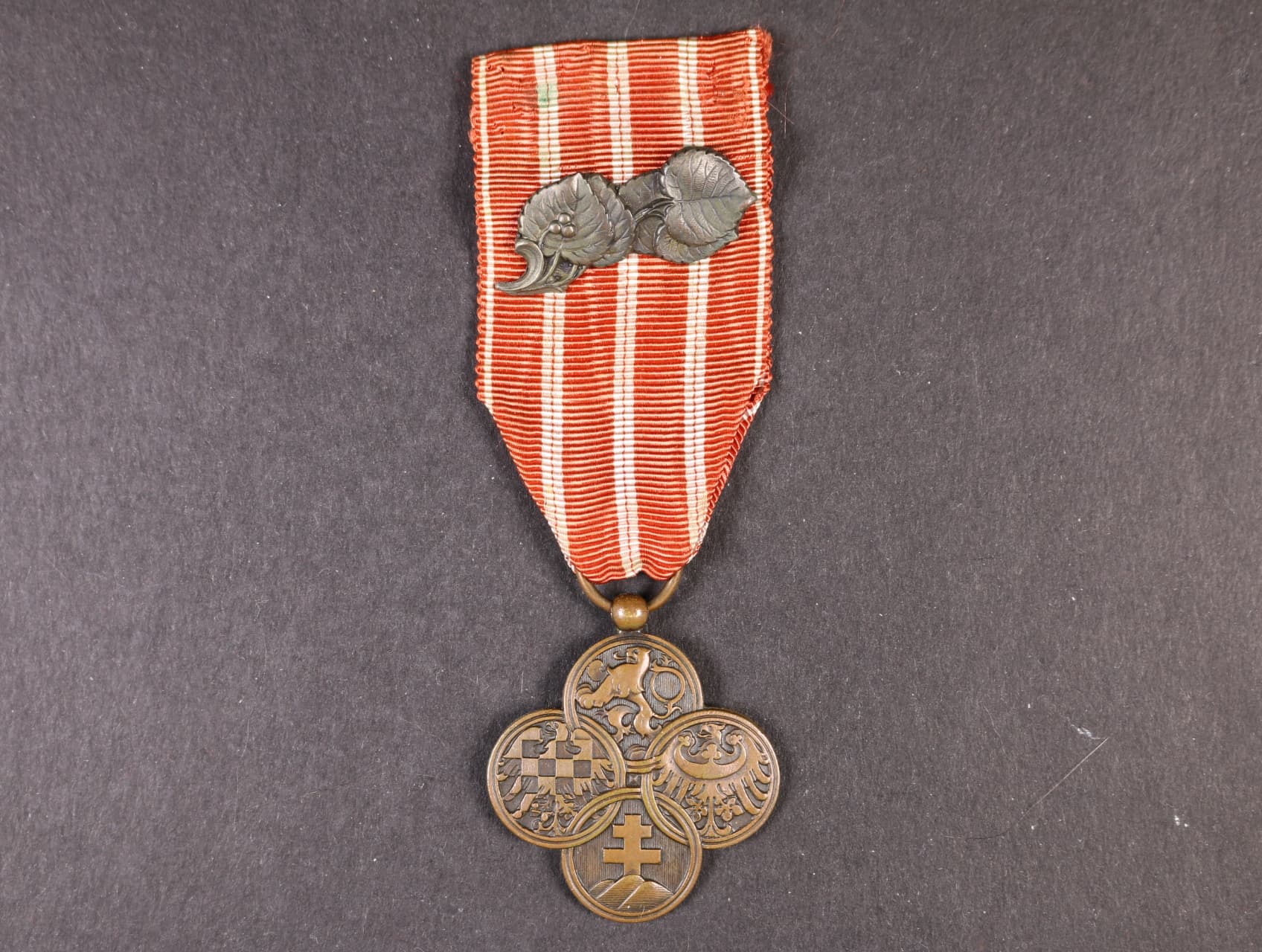 Československý válečný kříž 1918, 1x lipová ratolest