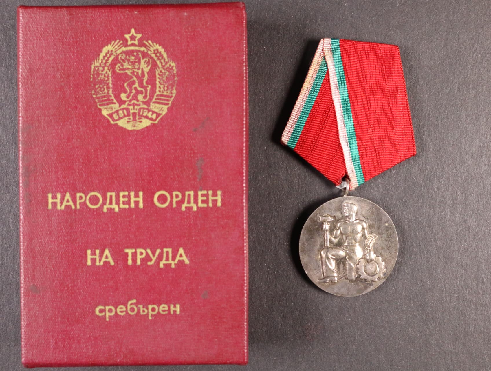 Stříbrný Národní řád práce II. třídy, druhé vydání od r. 1950 + řádová knížka a etue
