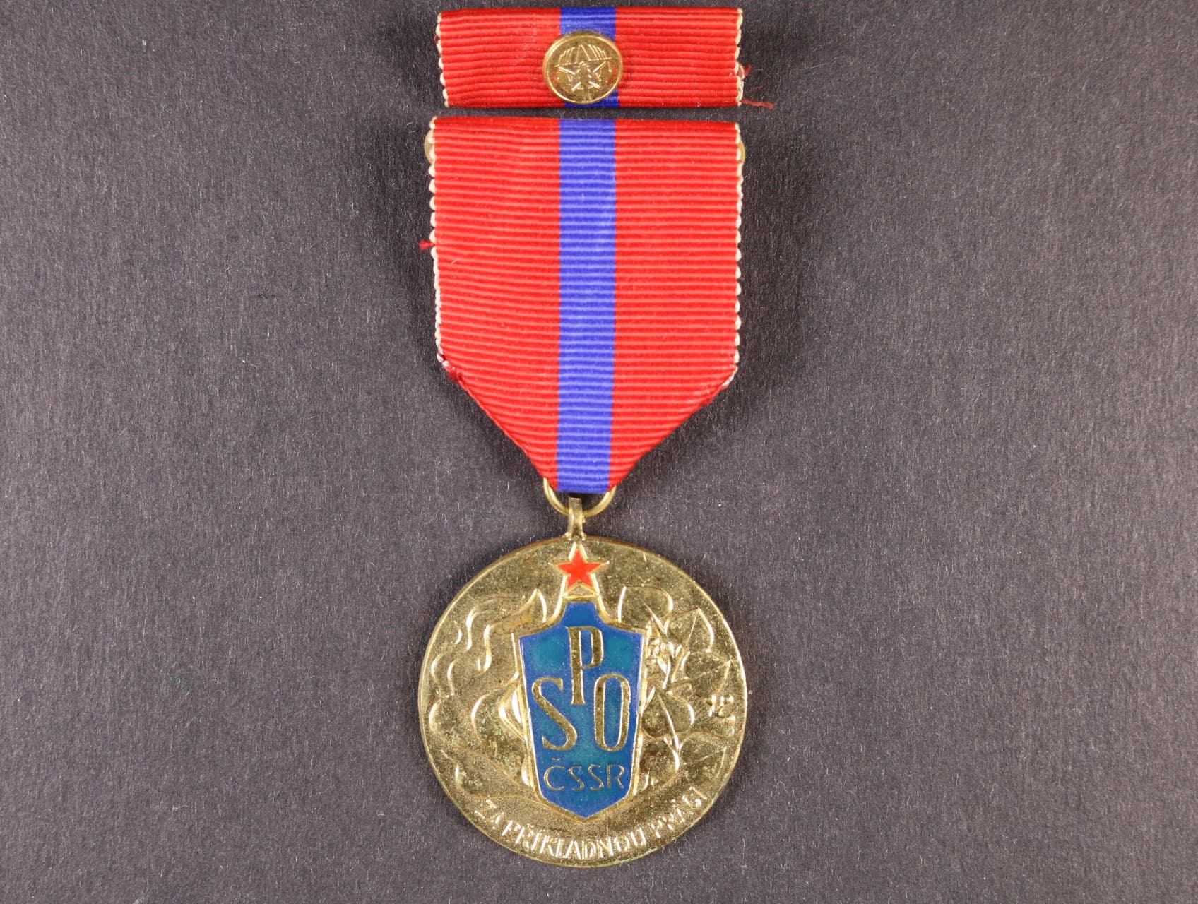 Medaile Za příkladnou práci v SPO ČSSR, se značkou výrobce MK na rubu