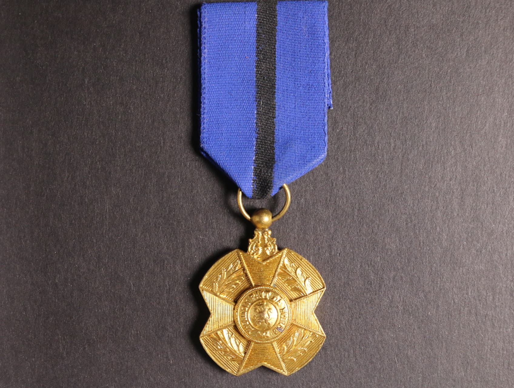Zlatá medaile řádu Leopolda II., nepůvodní stuha