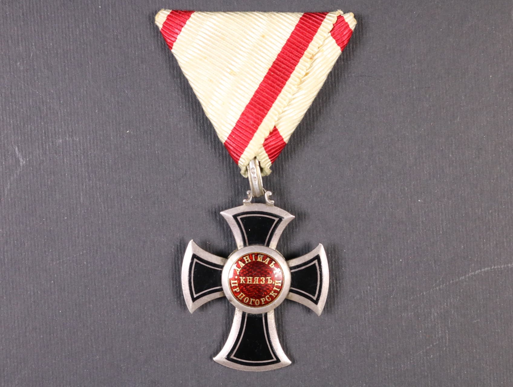 Řád Danila I. za zásluhy a nezávislost V. třídy, punc Ag a značka výrobce VM (Vincenz Mayer´s Söhne Wien)