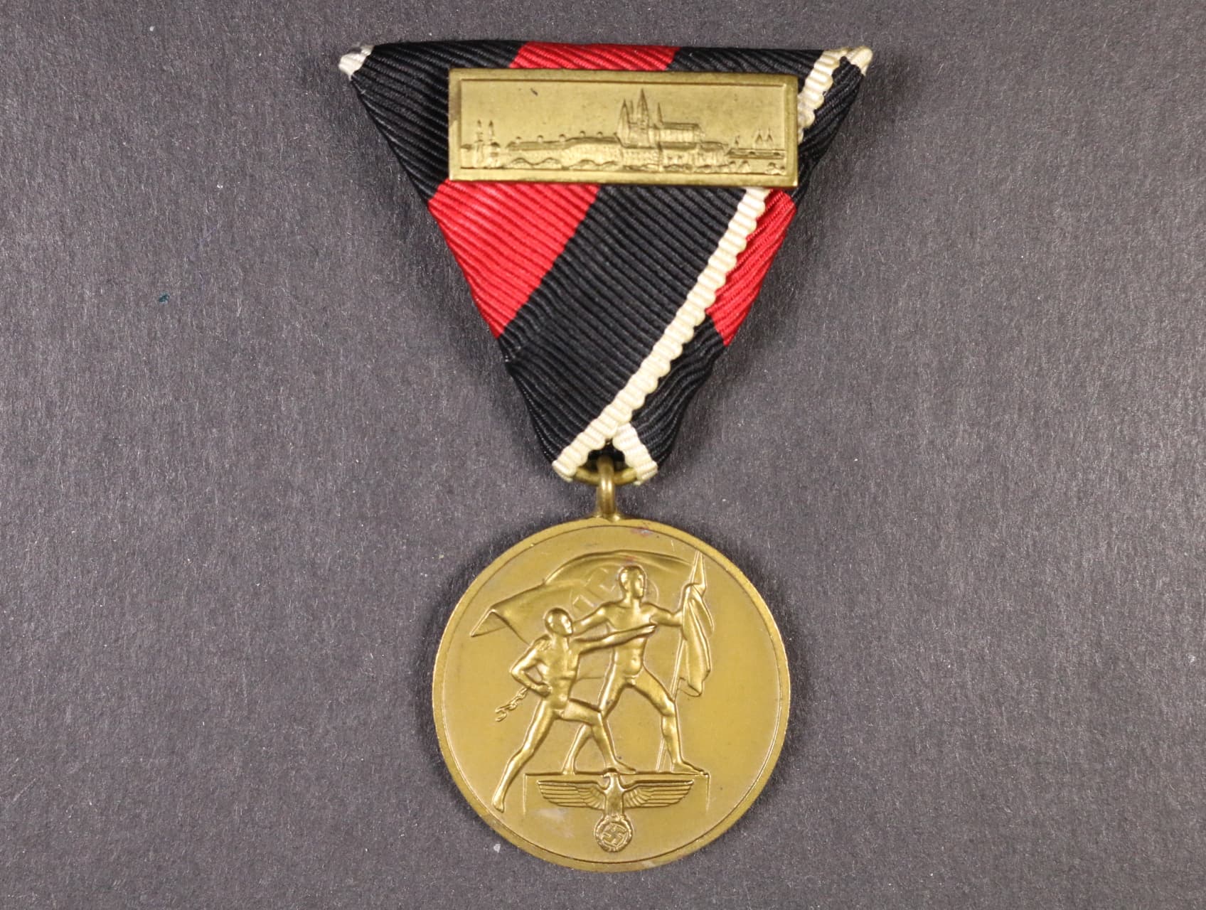 Pamětní medaile na 1. Oktober 1938 na trojúhelníkové stuze se štítkem Pražského hradu