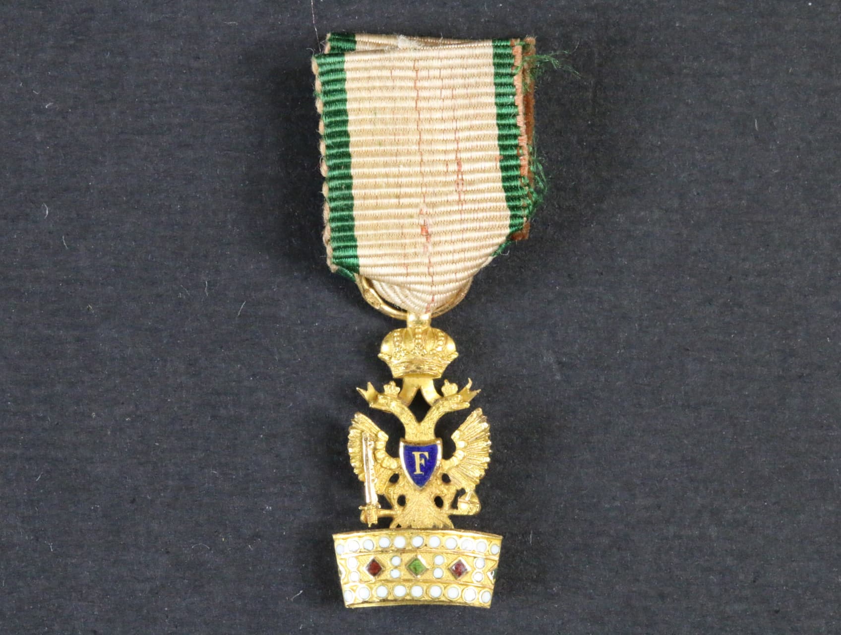 Miniatura Řádu železné koruny, vydání 1816-1825, zlato, 18x9 mm, na závěsném kroužku francouzký punc z pozdějšího období "zkouška kameni"