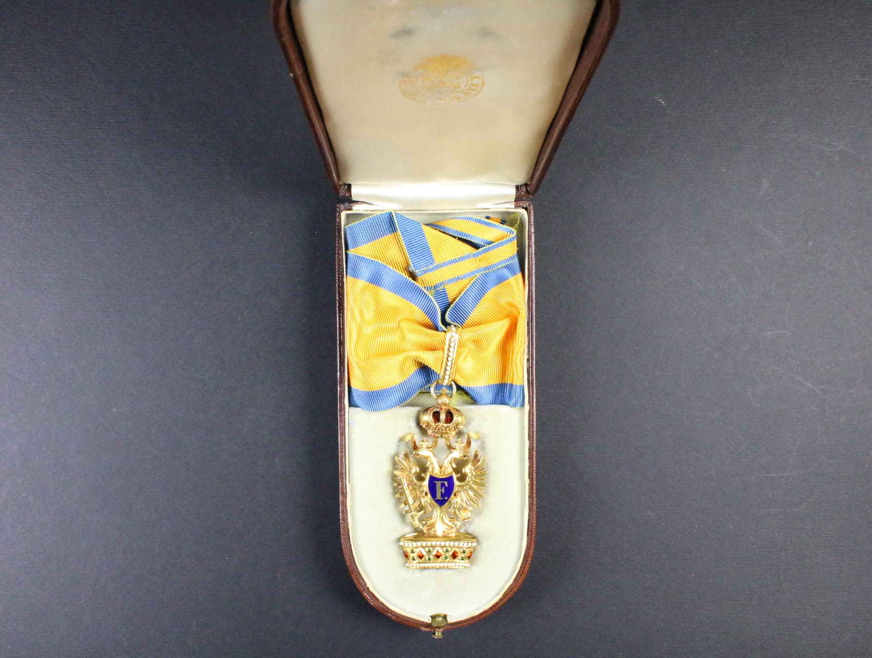 Řád železné koruny, 2.tř. puncované Au,výrobce C.F.Rothe, novodobá stuha, originální etue