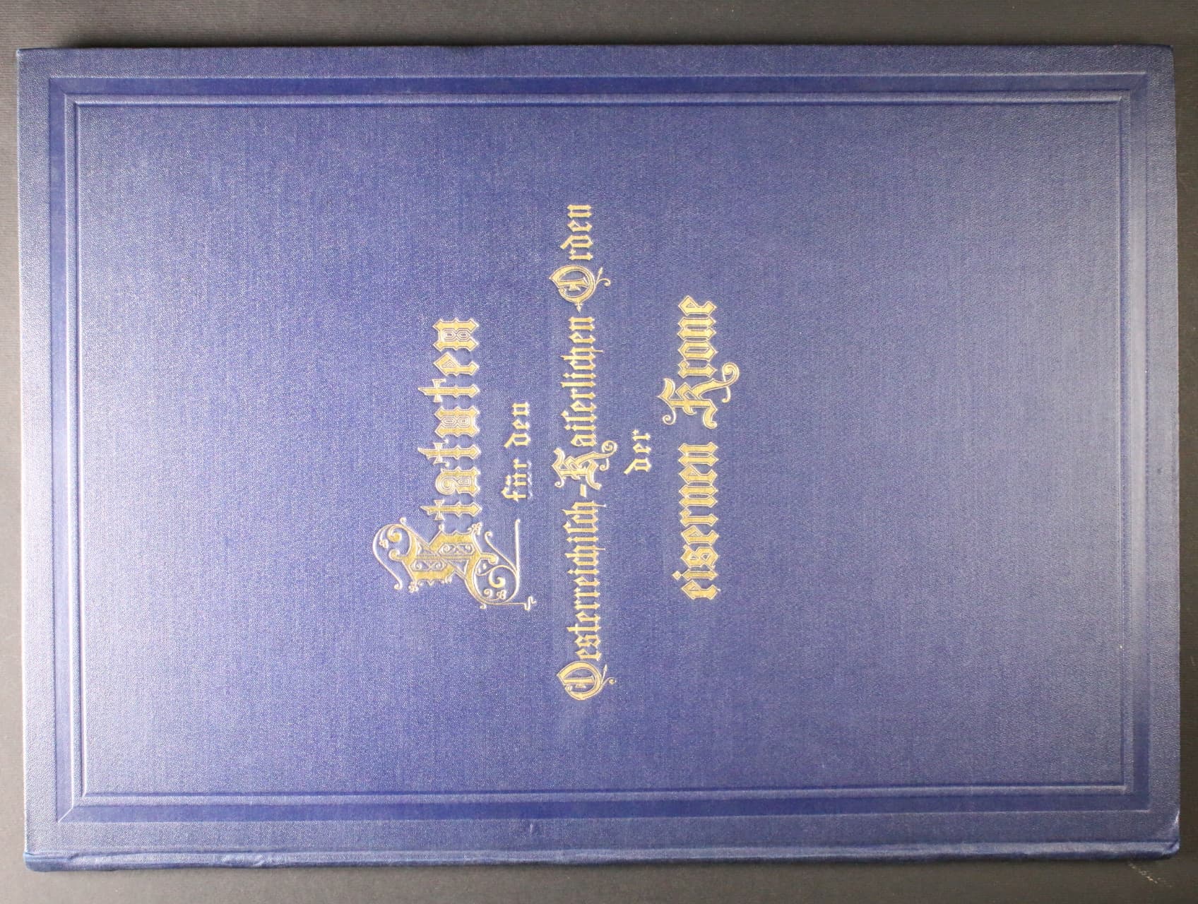 Statuta na Řád železné koruny, páté vydání 1908, uvnitř ex libris na Ritter von Paic (1867-1933), generálmajor