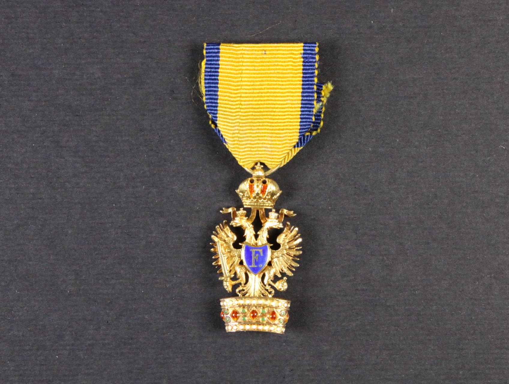 Miniatura řádu Železné Koruny, 28x15 mm, váha 3.05 g, nepuncované Au, 1900-1914