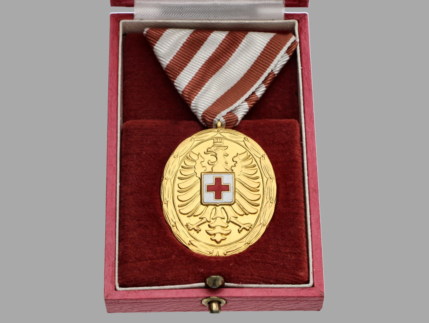 Zlatá záslužná medaile o Rakouský Červený kříž + originální etue