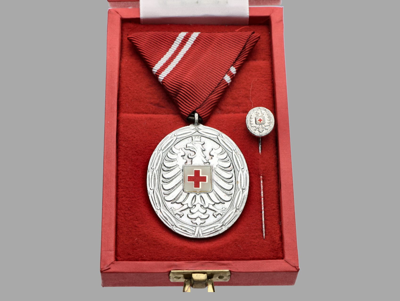 Stříbrná záslužná medaile o Rakouský Červený kříž + originální etue