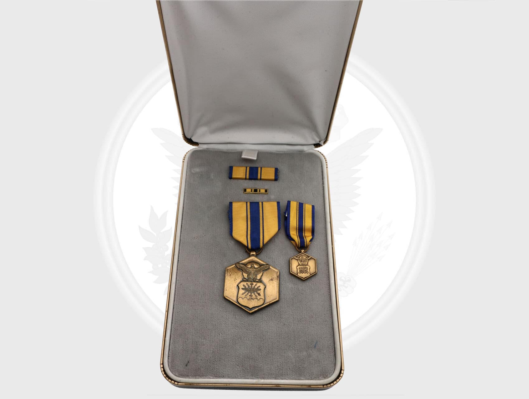 Záslužná medaile letectva, miniatura, původní etue