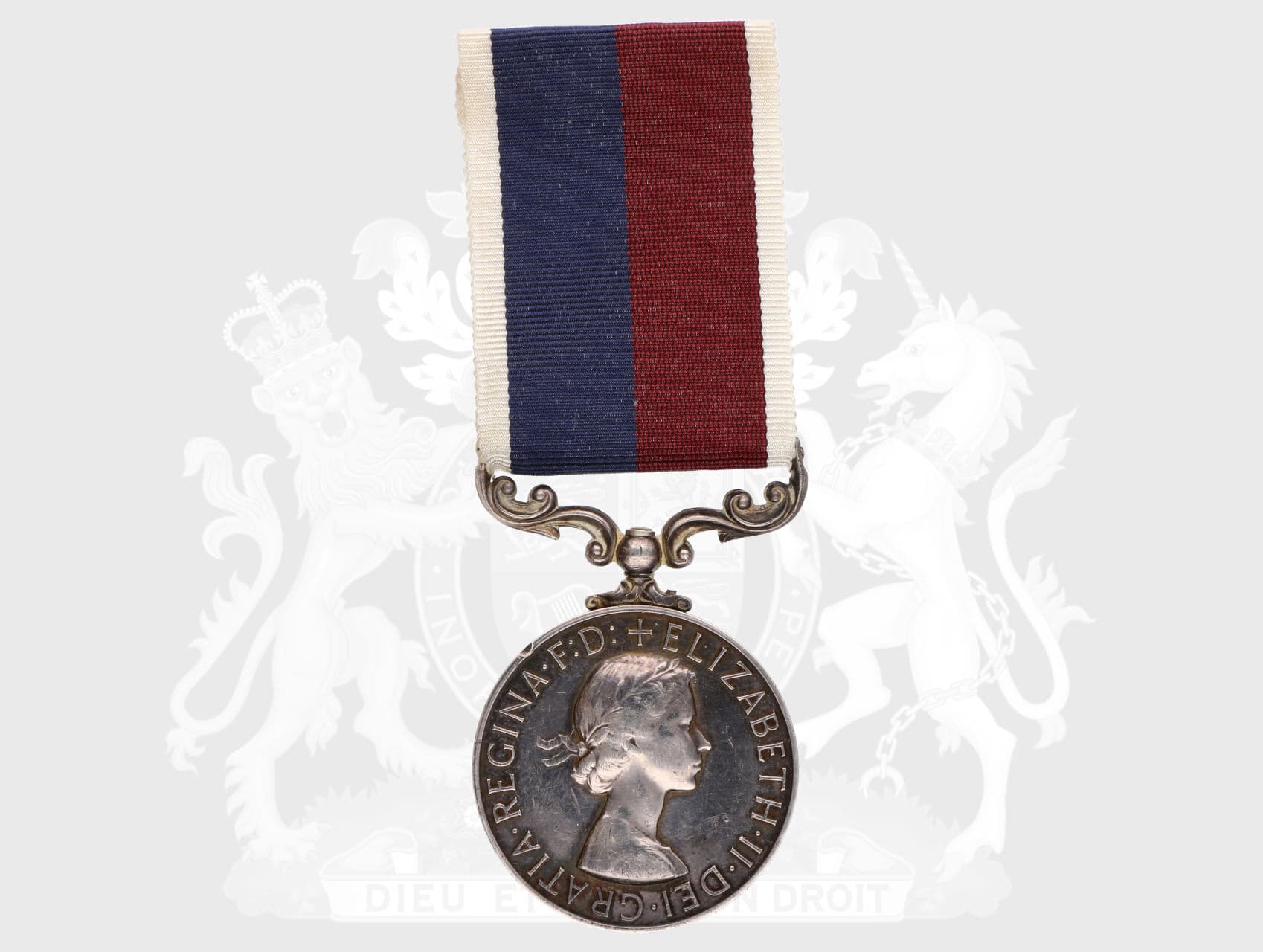 Medaile Royal Air Force za dlouhou službu a dobré chování, období 1952-1979, na htaně opis 641257 Sgt. W.PLUMMER. R.A.F., hranka