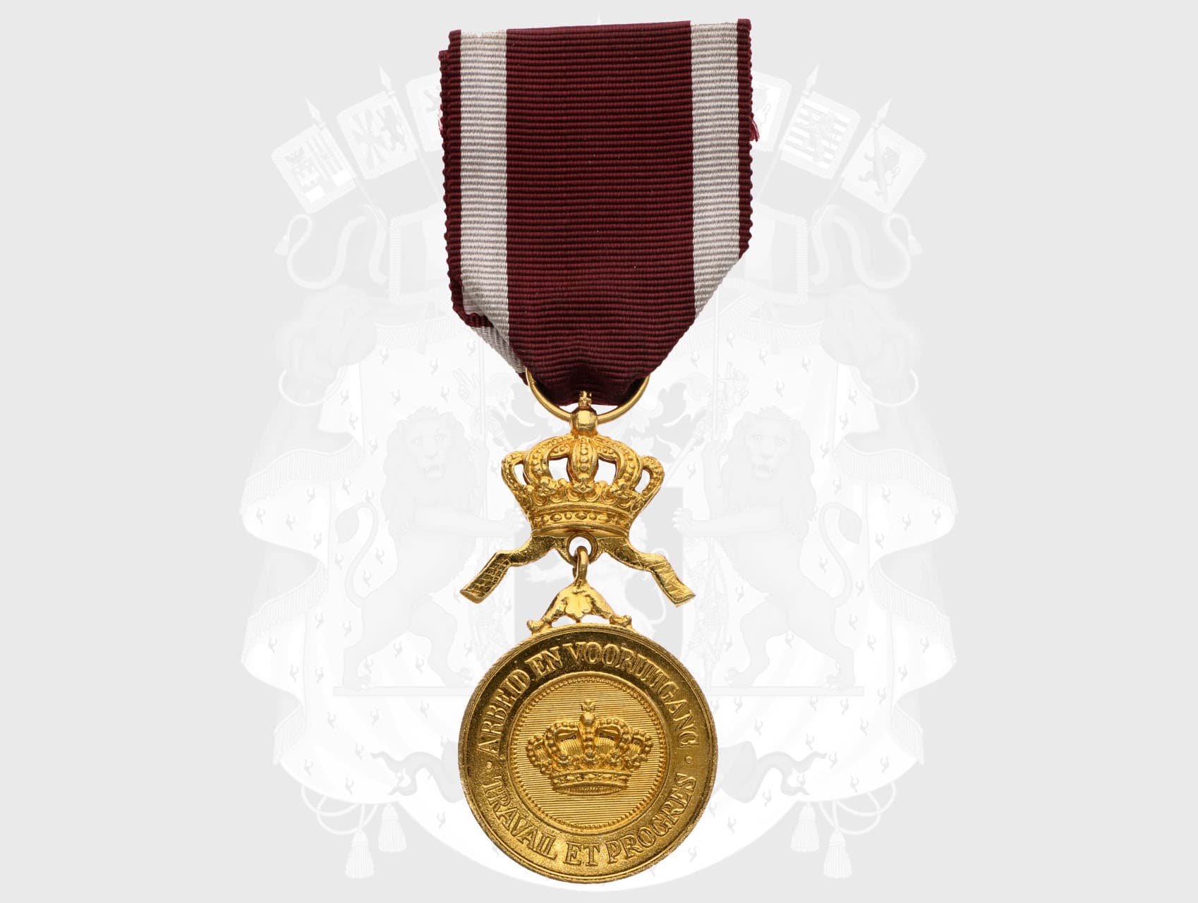 Zlatá medaile řádu koruny