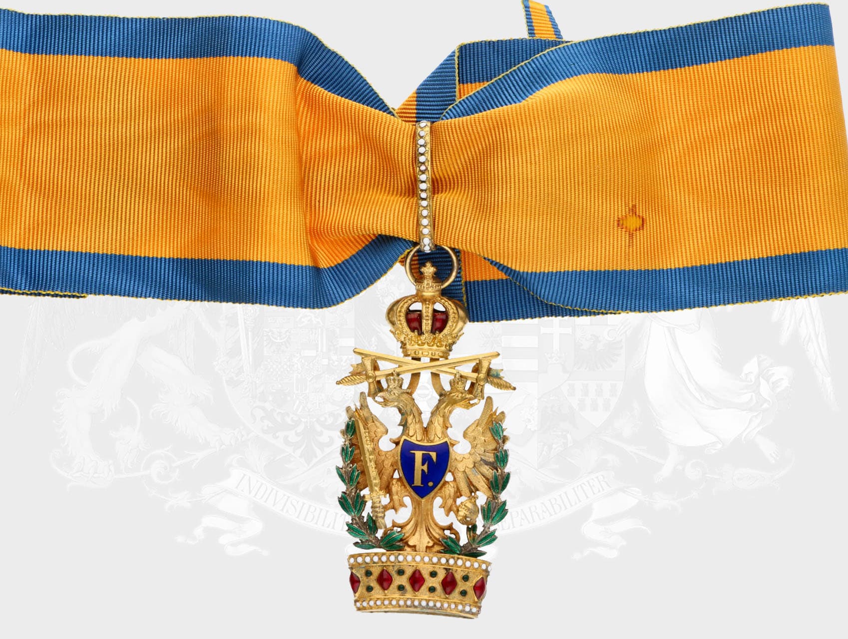 Řád Železné koruny, 2.tř. s válečnou dekorací a meči, období 1917-1918, pozlacený bronz, smalty, neznačeno, nová stuha