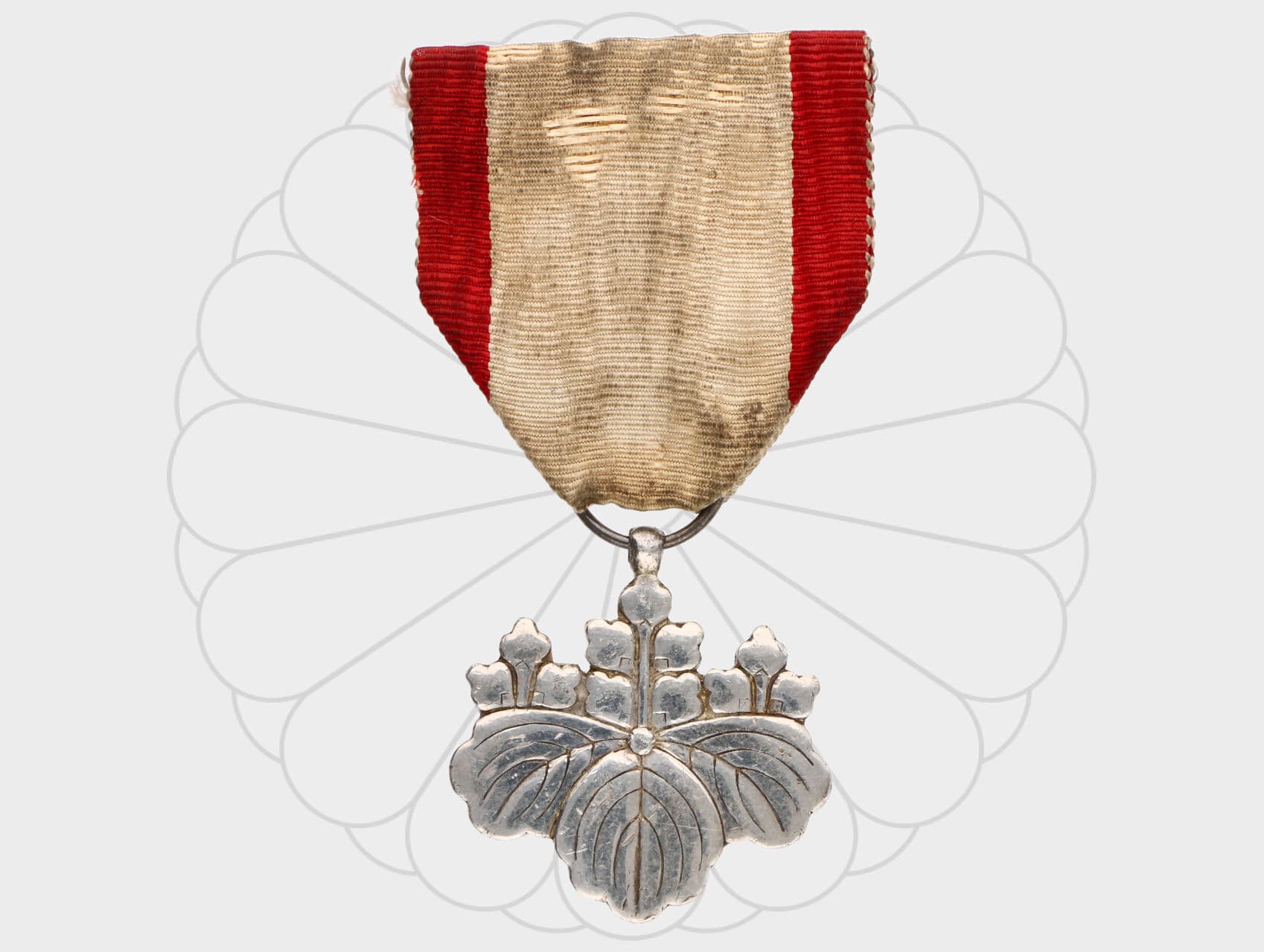 Řád vycházejicího Slunce, VIII. třída, stříbro, nepuncováno, původní stuha..
