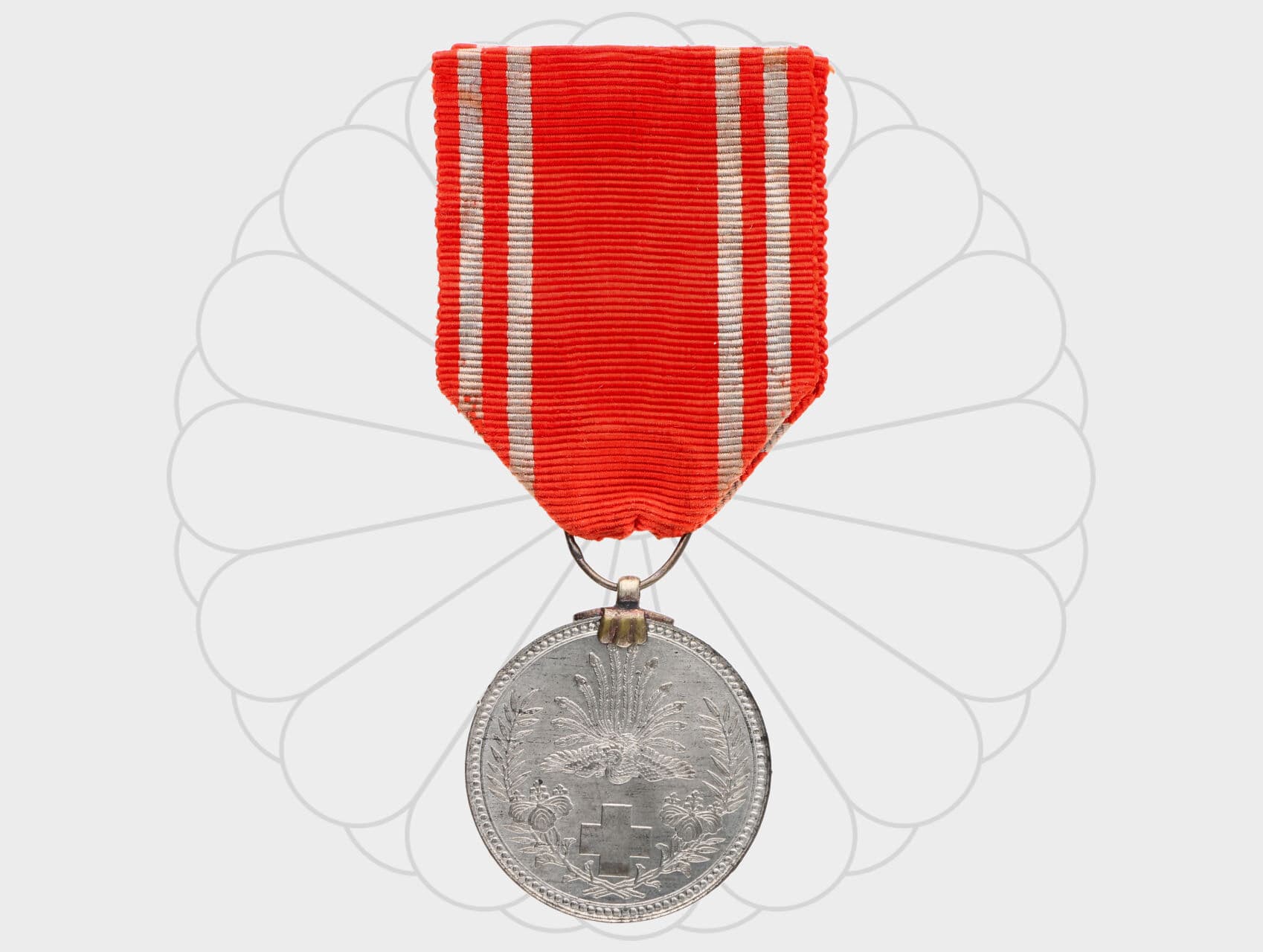 Záslužná medaile Červeného kříže, postříbřený náhradní kov, válečná výroba, původní stuha..