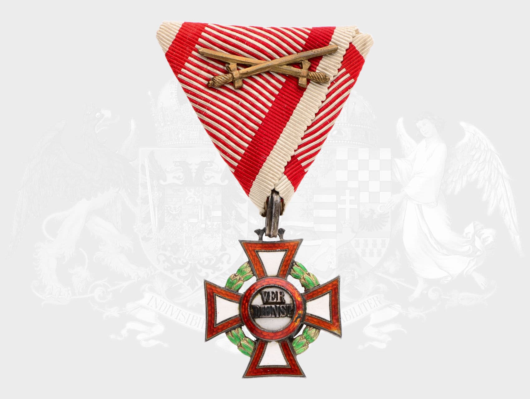 Vojenský záslužný kříž III. třídy s válečnou dekorací, zeleně smaltovanou, na závěsném očku punc Ag a značka výrobce RS (Rudolf Souval, Wien), původní vojenská stuha s meči, mírně poškozený smalt
