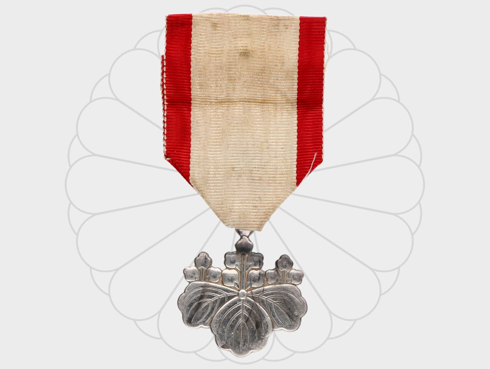 Řád vycházejicího Slunce, VIII. třída, stříbro, nepuncováno, původní stuha..