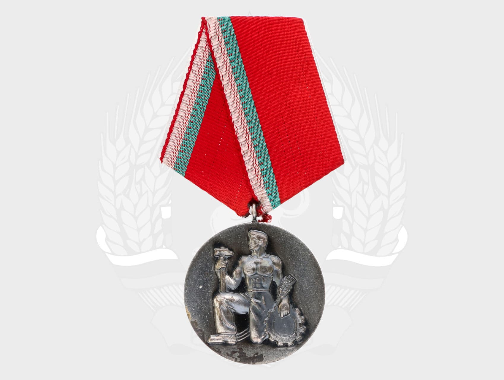 Stříbrný Národní řád práce II. třídy, druhé vydání od r. 1950