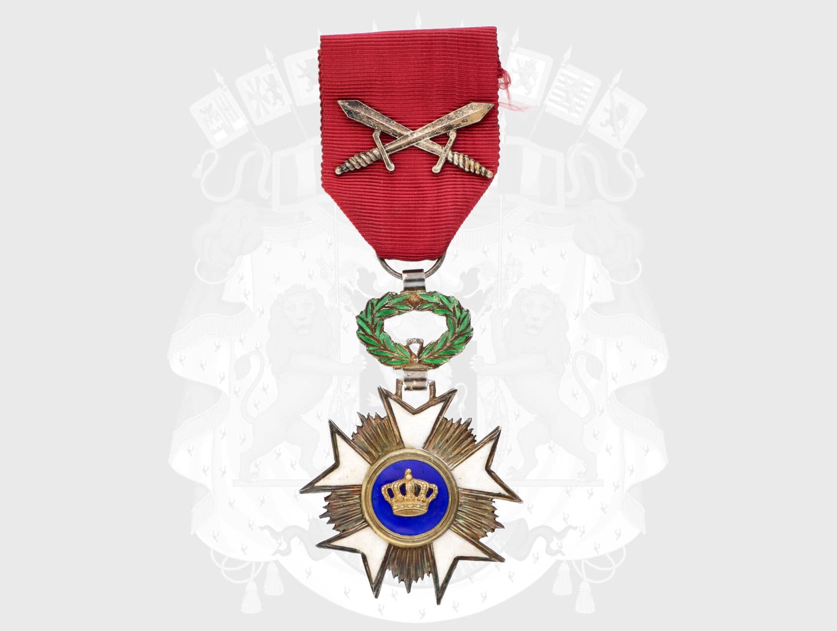 Řád Koruny, rytíř, (5. třída) s meči na stuze, stříbro, smalty, na závěsném kroužku ryzostní značka 950