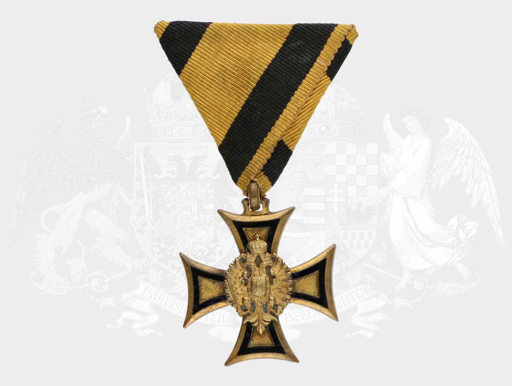 Vojenský služební kříž pro důstojníky II.tř. za 40/35 let služby, 3. vydání z let 1890 - 1918, pozlacený bronz, revers opatřen perletí, původní stuha