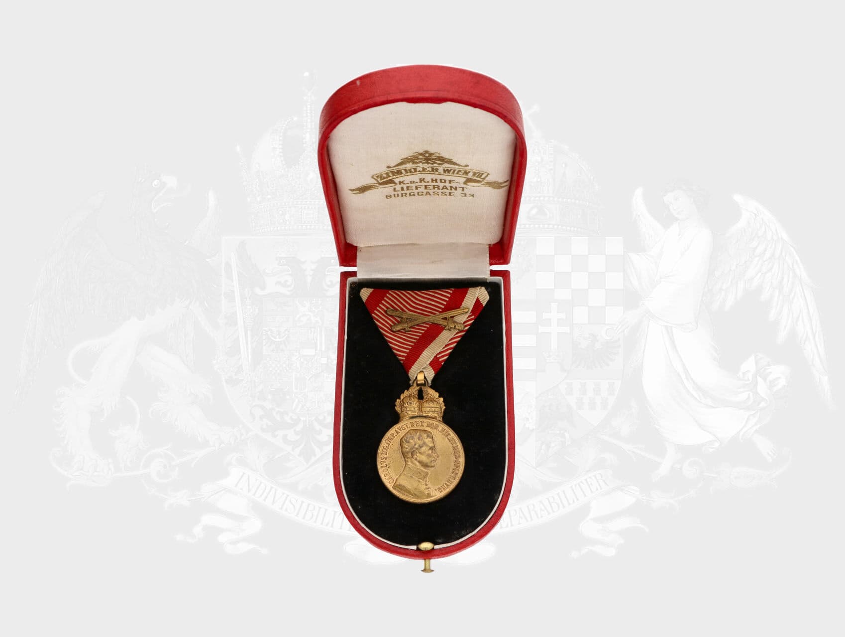 Bronzová vojenská záslužná medaile - SIGNUM LAUDIS Karel I., původní vojenská stuha s meči, na hraně značka BRONZE, originální etue značená ZIMBLER WIEN VII