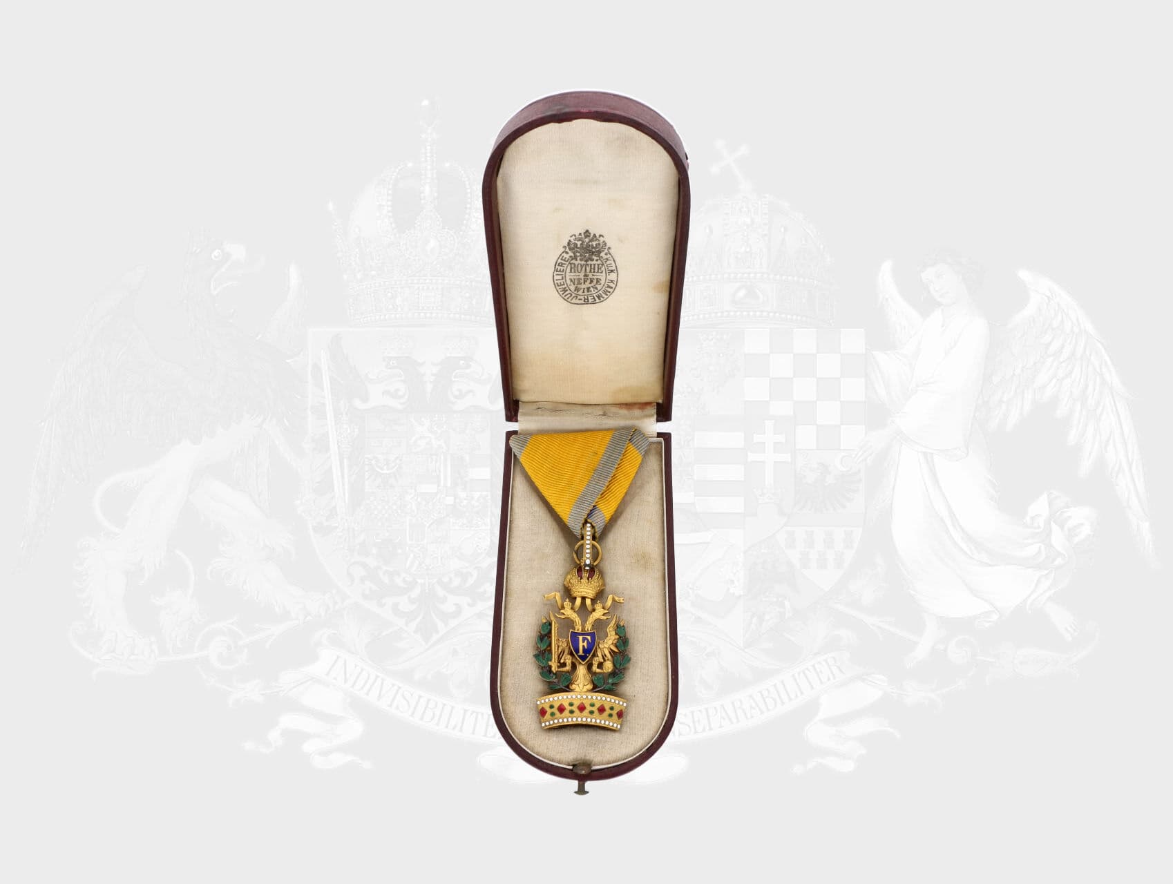 Řád železné koruny, 3.tř. s válečnou dekorací, (pozlacený bronz), na kroužku nečitelná značka, pravděpodobně G.A.S, původní stuha, originální etue, značená ROTHE & NEFFE, Wien