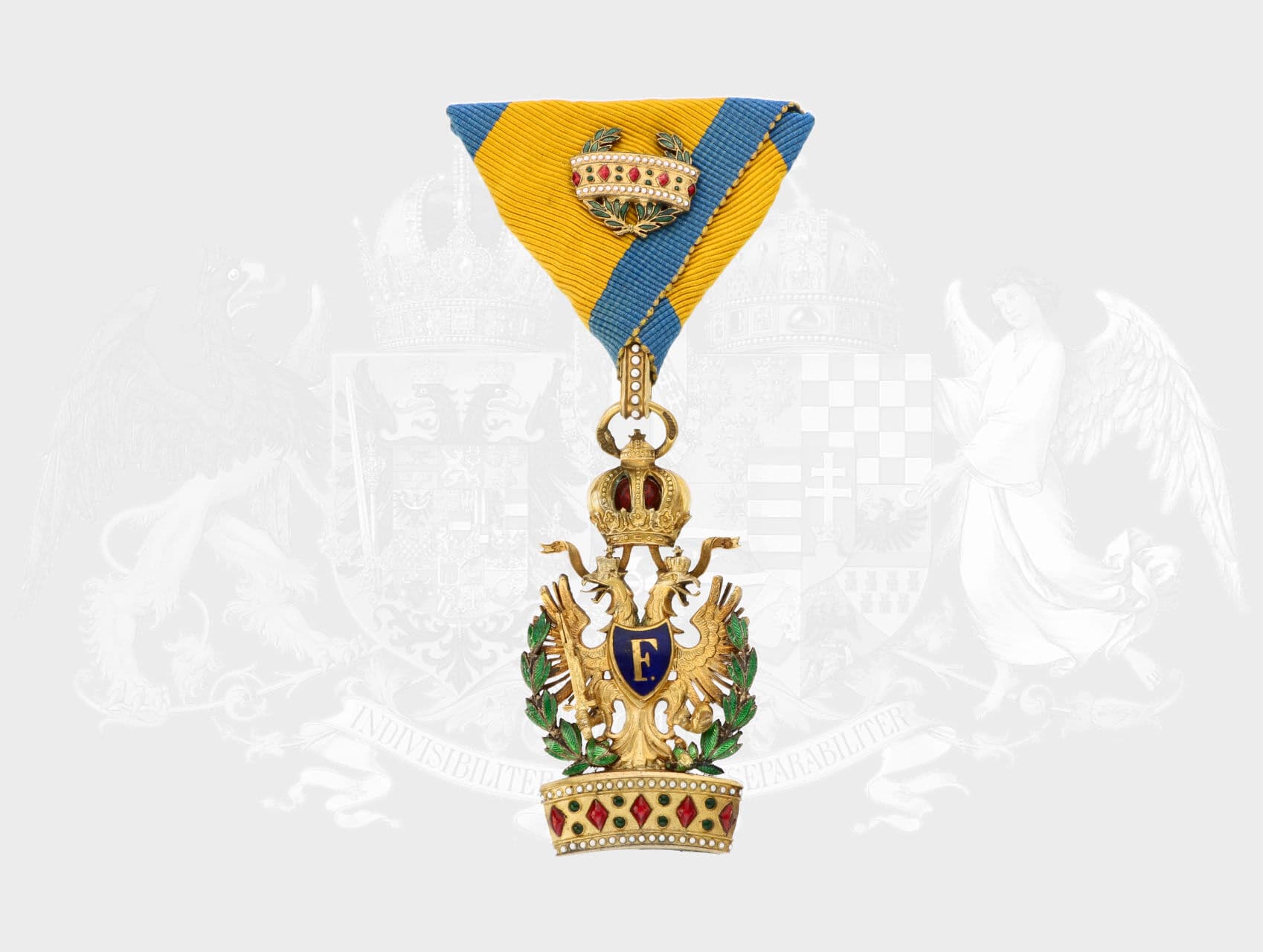Řád železné koruny, 3.tř. s válečnou dekorací, s malou dekorací 2. tř. na původní stuze, (pozlacený bronz), na kroužku značka výrobce Bachruch Budapest, na pendiliích hvězdička