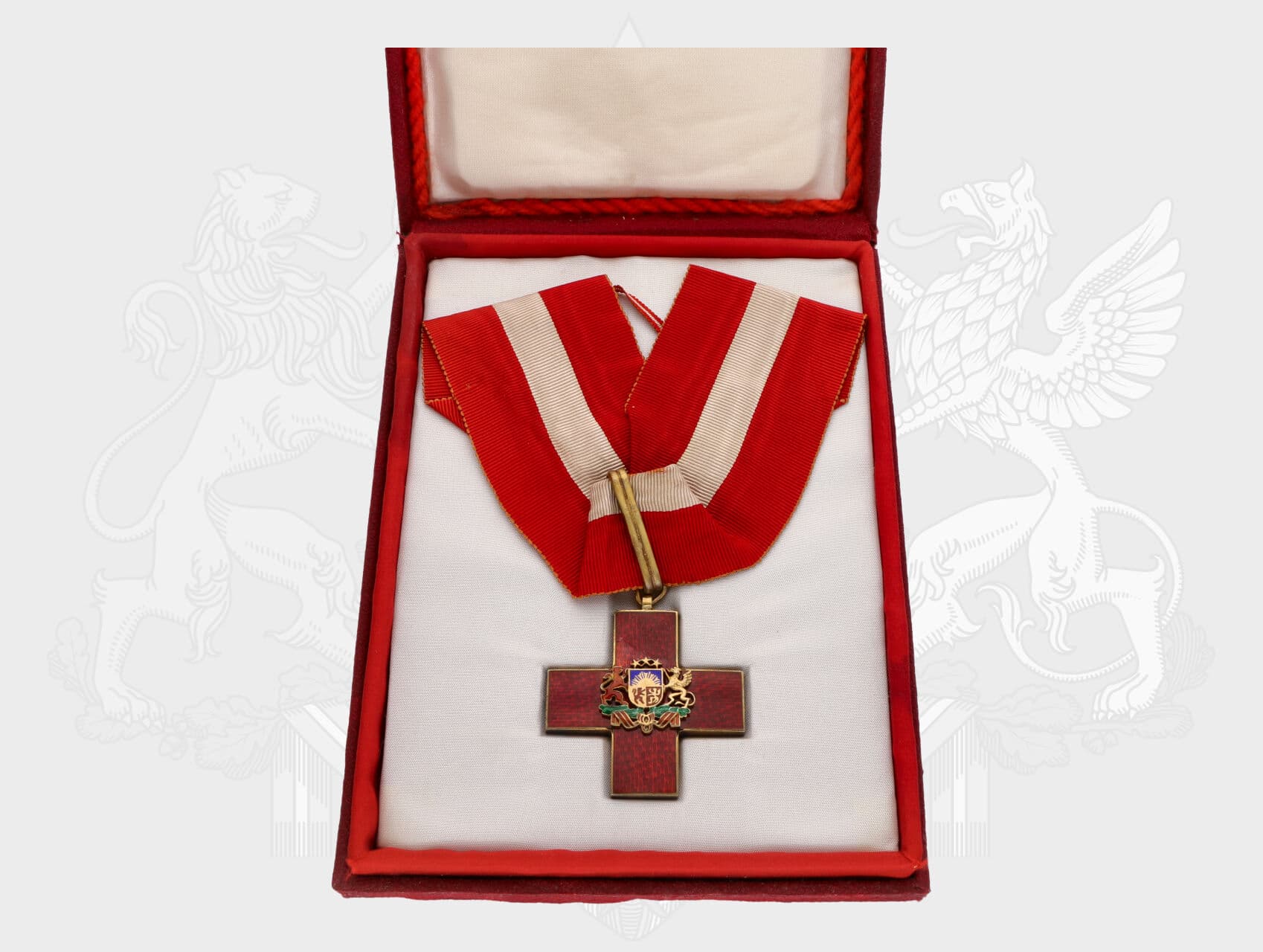 Kříž lotyšského červeného kříže I. třídy, nákrční dekorace, pozlacené stříbro, neznačeno, mírně poškozený smalt v horním rameni kříže na aversu, nepůvodní etue