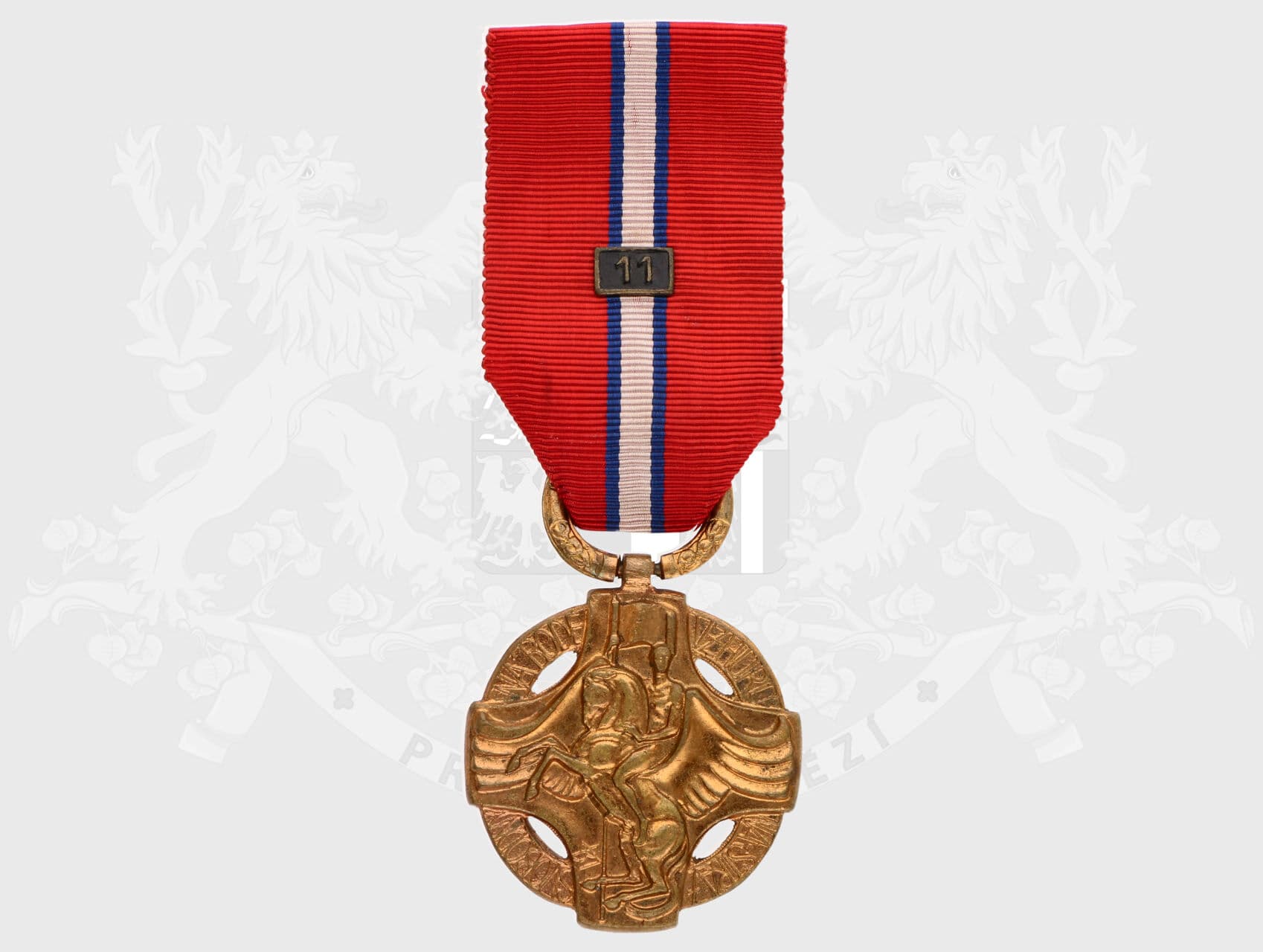Československá revoluční medaile, těžký typ, varianta s podpisem medailera, se štítkem 11 (11. střelecký pluk Františka Palackého) na stuze