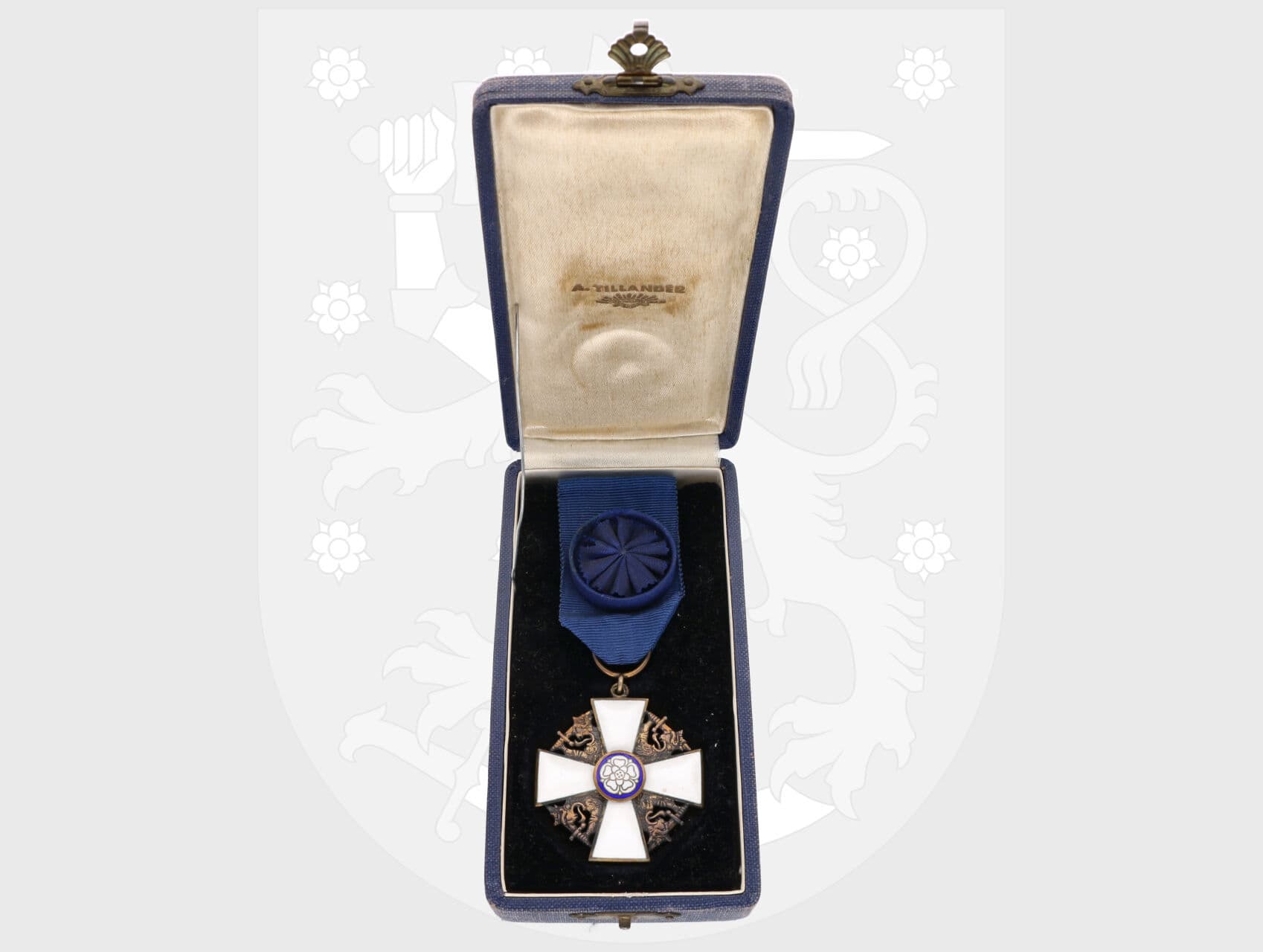 Řád bílé růže, rytíř I. třídy, typ II. (od r. 1944), stříbro, smalty, na závěsném kroužku punc Ag a značka výrobce, původní etue