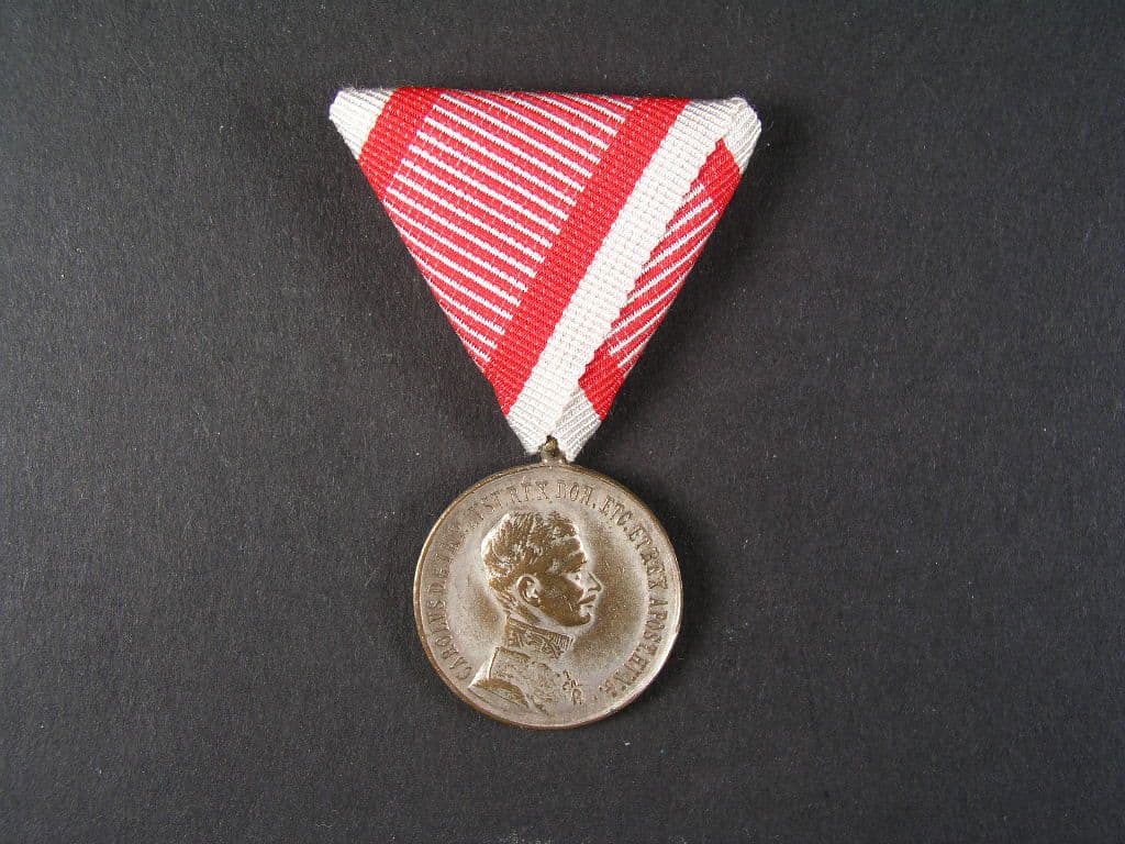 Medaile za statečnost II. třídy, postříbřená bronz, nová vojenská stuha, vydání 1917 - 1918