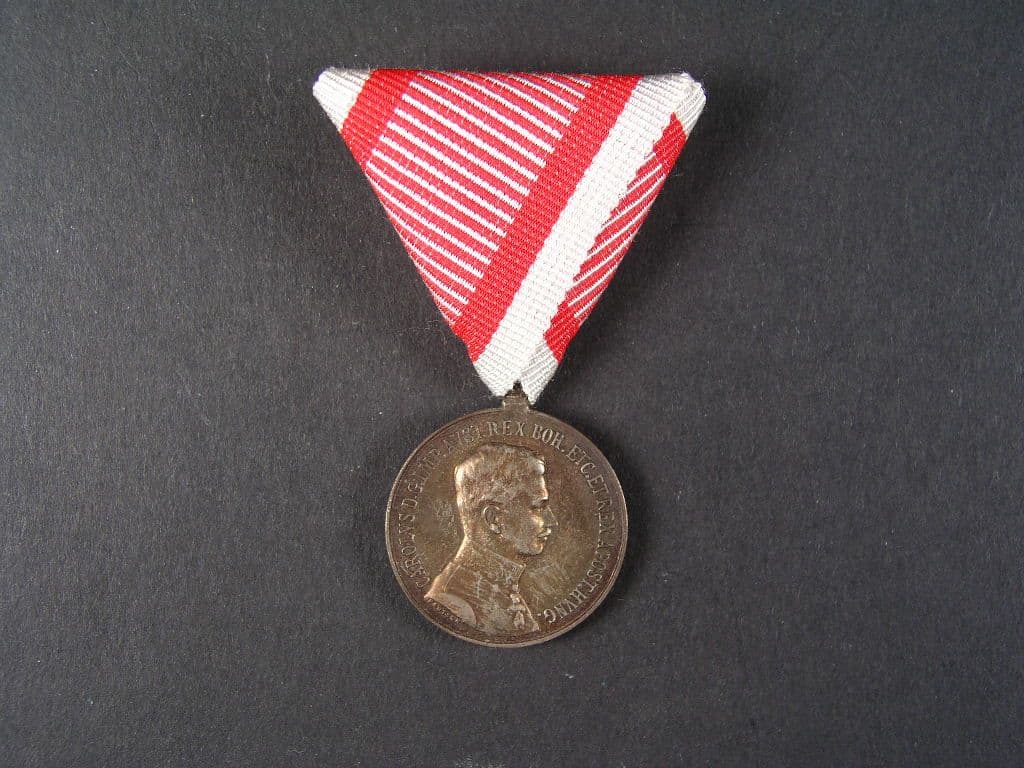 Medaile za statečnost II. třídy, postříbřená bronz na hraně značeno BRONZE, nová vojenská stuha, vydání 1917 - 1918
