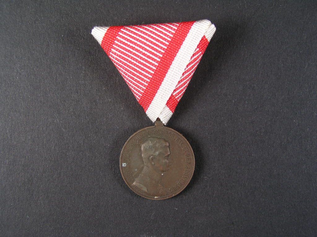 Bronzová medaile za statečnost, náhradní kov, nová vojenská stuha, vydání 1917 - 1918