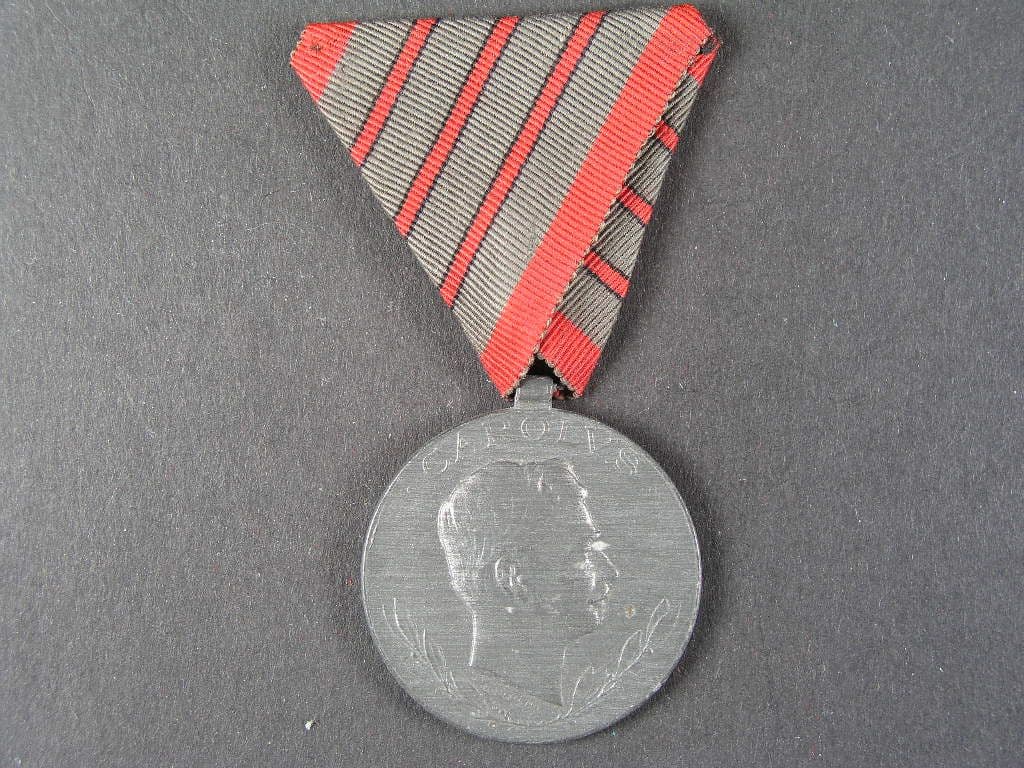 Medaile Za zranění z r. 1917 na stuze za tři zranění