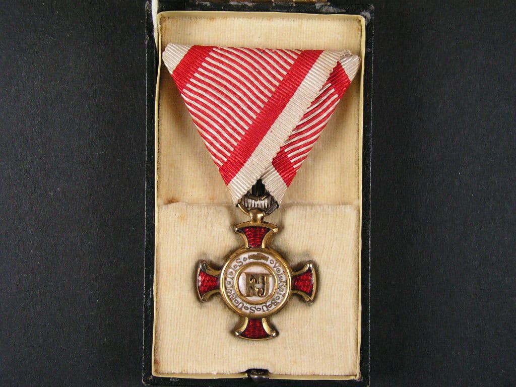 Zlatý záslužný kříž bez koruny (pozlacený bronz) - orig. etue