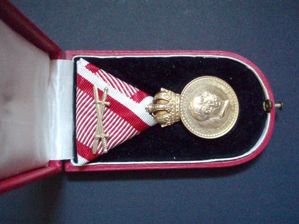 Vojenská záslužná medaile Signum Laudis F.J.I., zlacený bronz, s meči + orig. etue