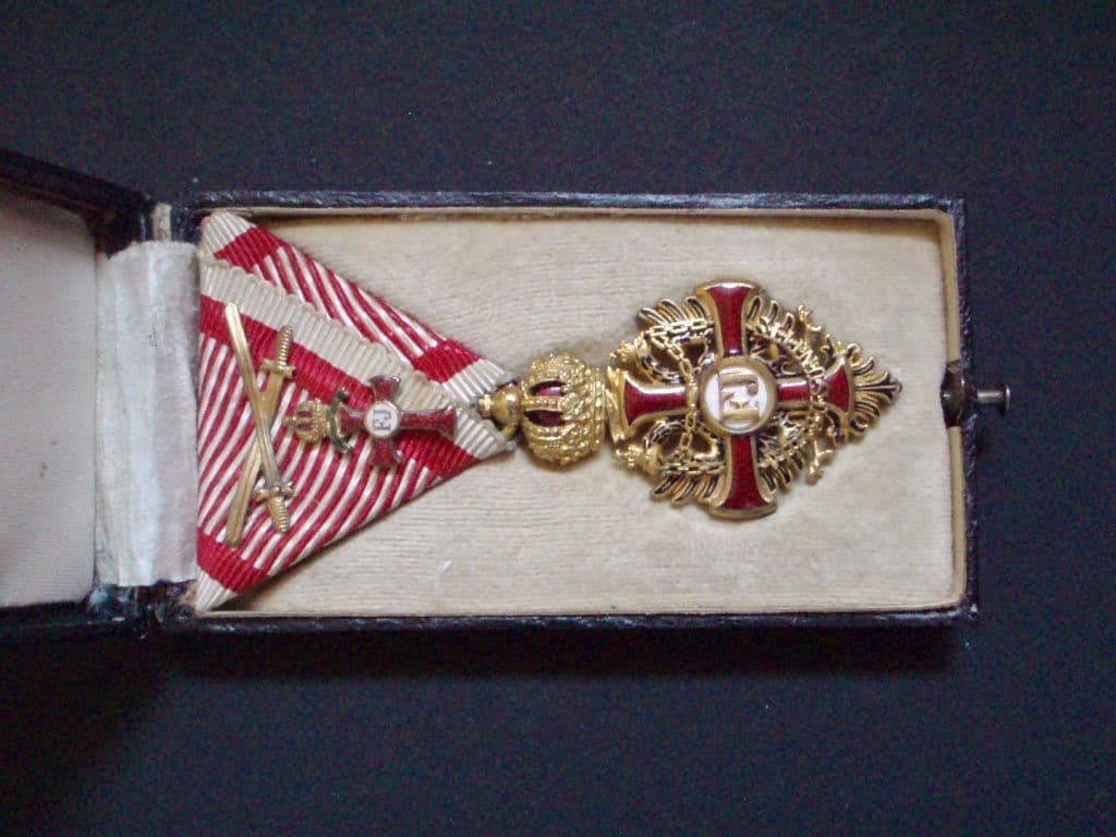 Řád Františka Josefa + originální etue, výrobce MAYER, pozlacený bronz s meci a miniaturou