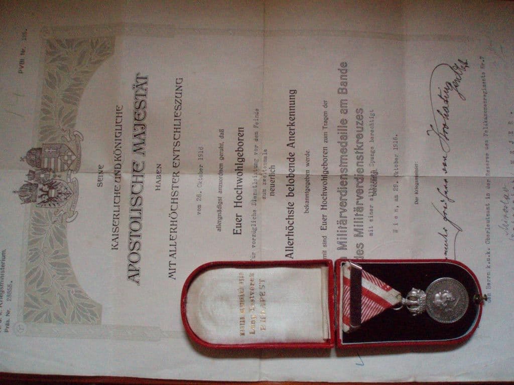 Stříbrná vojenská záslužná medaile Signum Laudis F.J.I., Ag , původní voj. stuha s originální neznačenou páskou za 2x udělení + orig. etue a dekret
