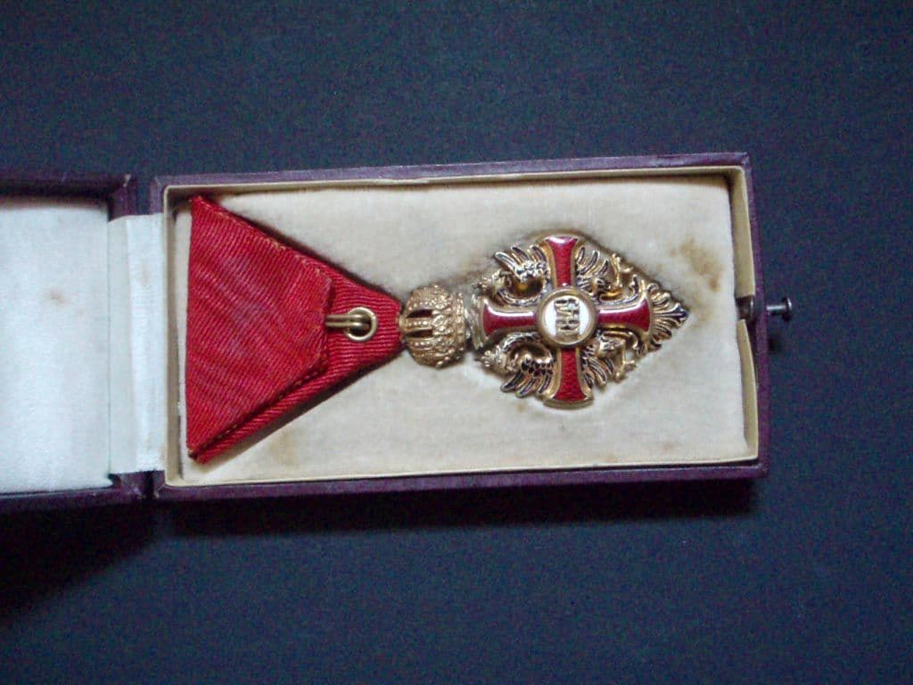 Řád Františka Josefa + originální etue, výrobce MAYER, znaceny pozlacený bronz , oprava smaltu horniho ramene