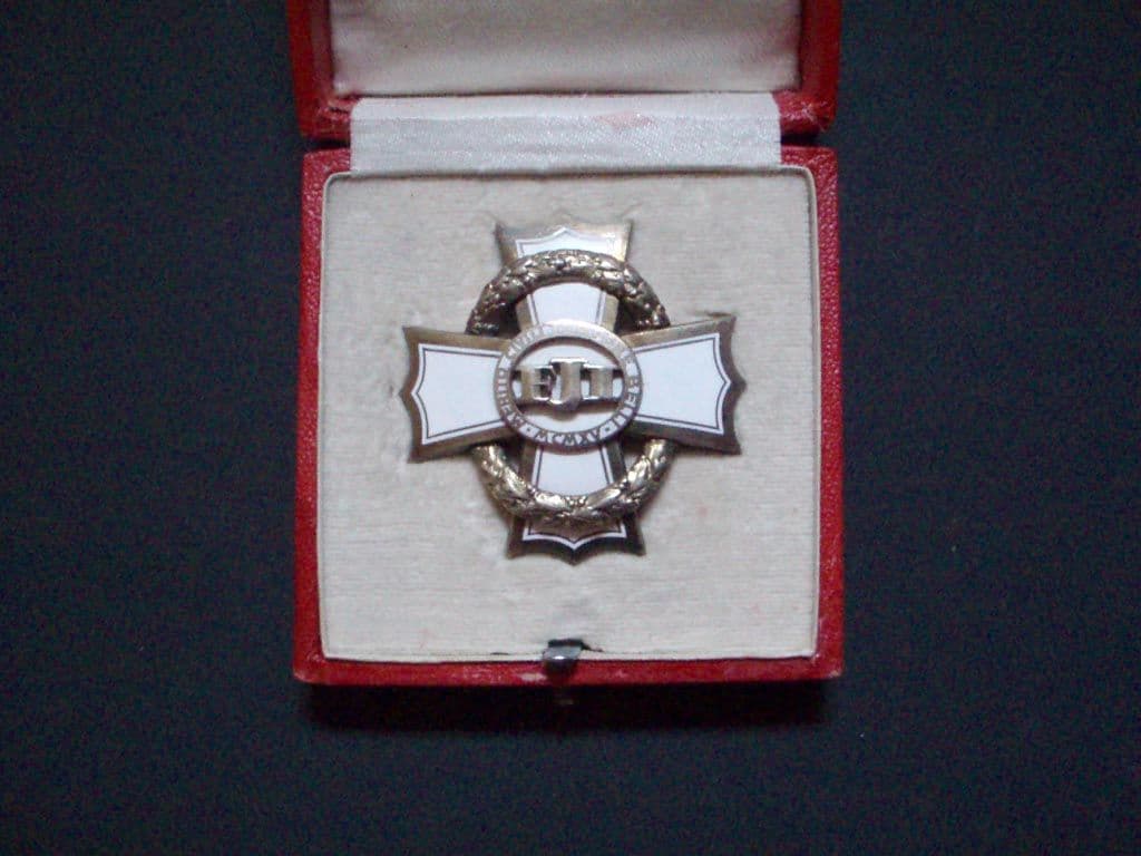 Válečný kříž za občanské zásluhy II. třídy (puncovane pozlacené stříbro) , etue