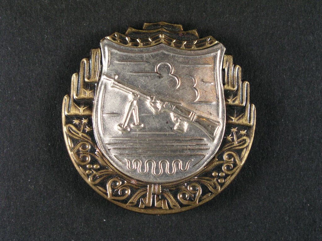 Výkonostní odznak pro střelce z lehkého kulometu 1. třídy, plech, období 1945-1948