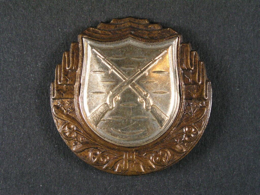 Výkonostní odznak pro střelce z pušky 1. třídy, plech, období 1945-1948