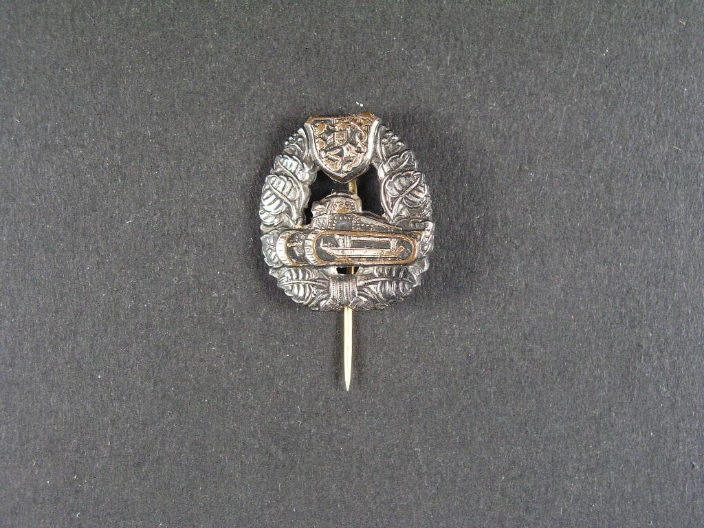 Miniatura odznaku za výtečné řízení útočných vozidel pro mužstvo 1936-1948, 28x25mm, opravovaná jehla