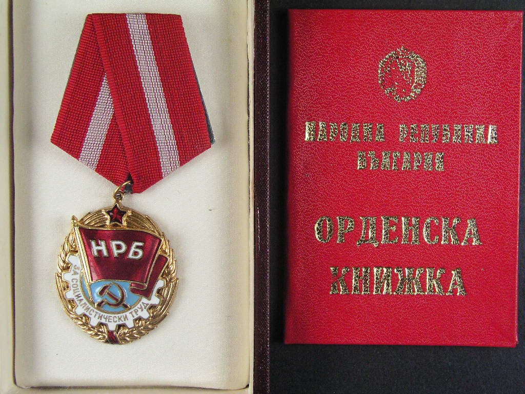 Řád Rudáho praporu práce, druhé vydání + etue a řádová knížka na ČS občana