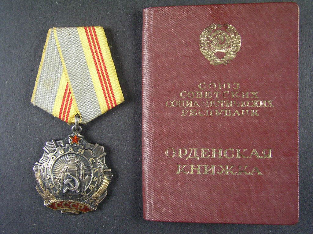 Řád pracovní slávy III.tř. č.60924 + řádová knížka