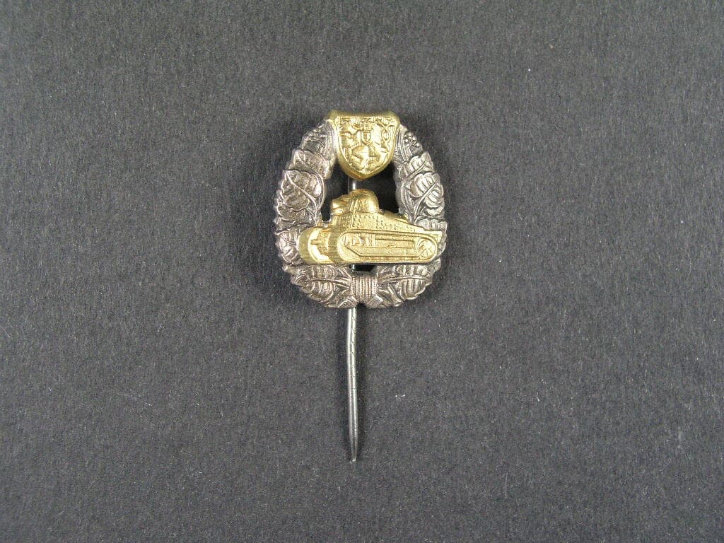 Miniatura odznaku za výtečné řízení útočných vozidel pro důstojníky a rotmistry 1936-1948, provedení po r. 1945, 28.6x25.3mm