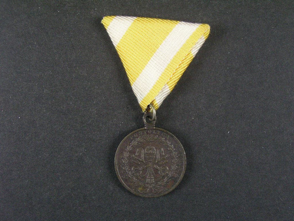 Medaile za záchranu papežských států rakouskými vojsky 1849, pro poddůstojníky, nová trojúhelníková stuha