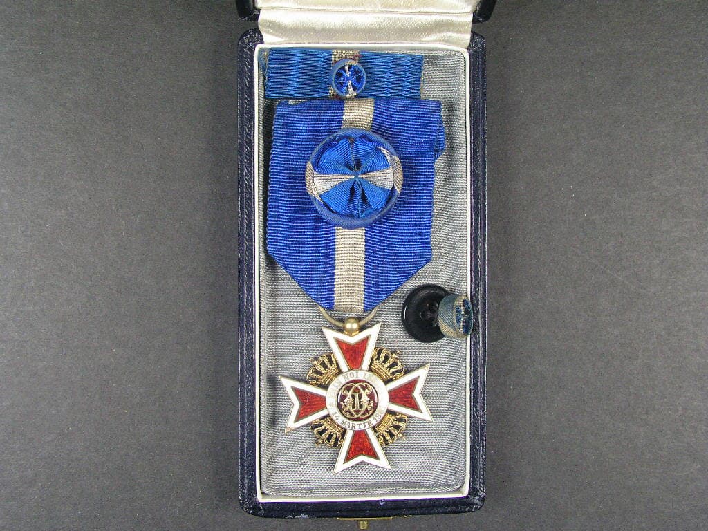 Řád Rumunské koruny, důstojník, civilní skupina, typ 1932-1947, značeno 1468-35 ARM RESCH, punc korunka, mírně poškozený bílý smalt v cípech ramen kříže, originální etue
