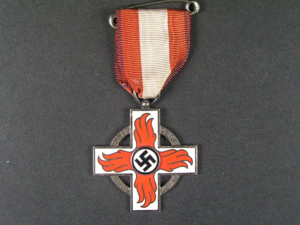 Hasičský záslužný odznak, postříbřený bronz, smalty, původní stuha