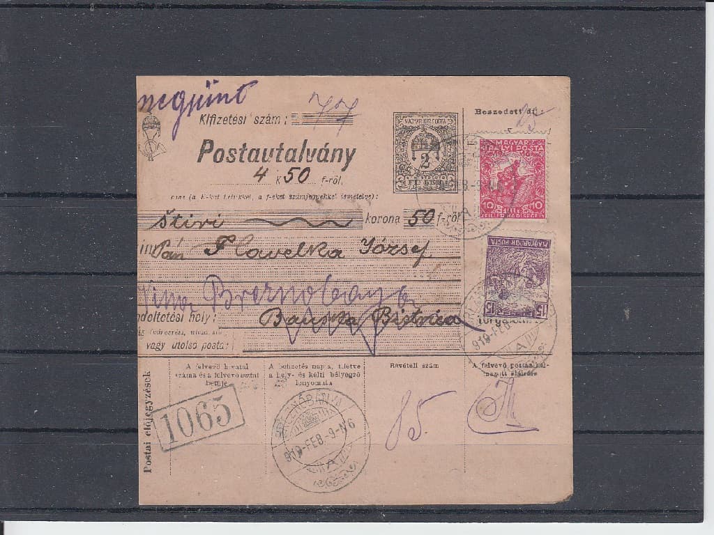 Velký ústřižek maďarské peněžní průvodky vyfrankovaný maďarskými známkami 10h válečná a 15h ženci z 9.2.1919.